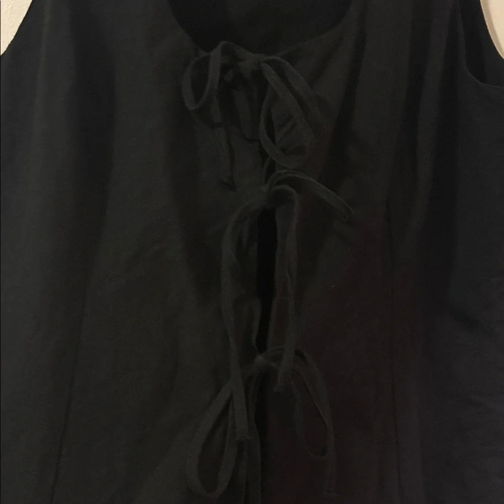 Elegant Black Sleeveless Top - Picture 4 of 4